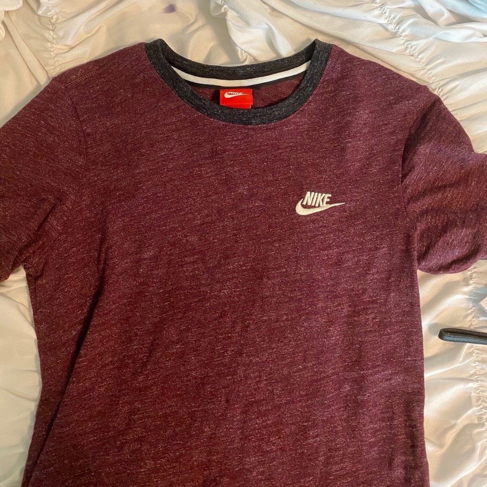 maroon nike tee